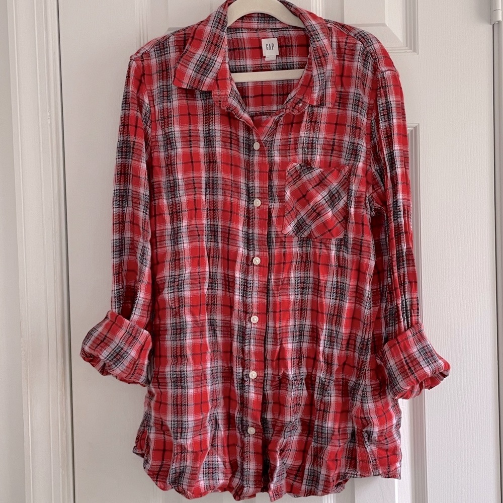 Gap Woman’s button down red plaid shirt! Size Small!